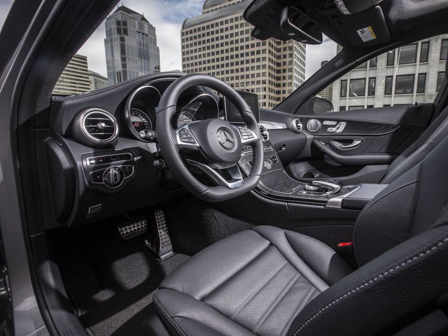  Mercedes-Benz C300 4Matic AMG Line 2015 года  (US) (фото 2 из 23)